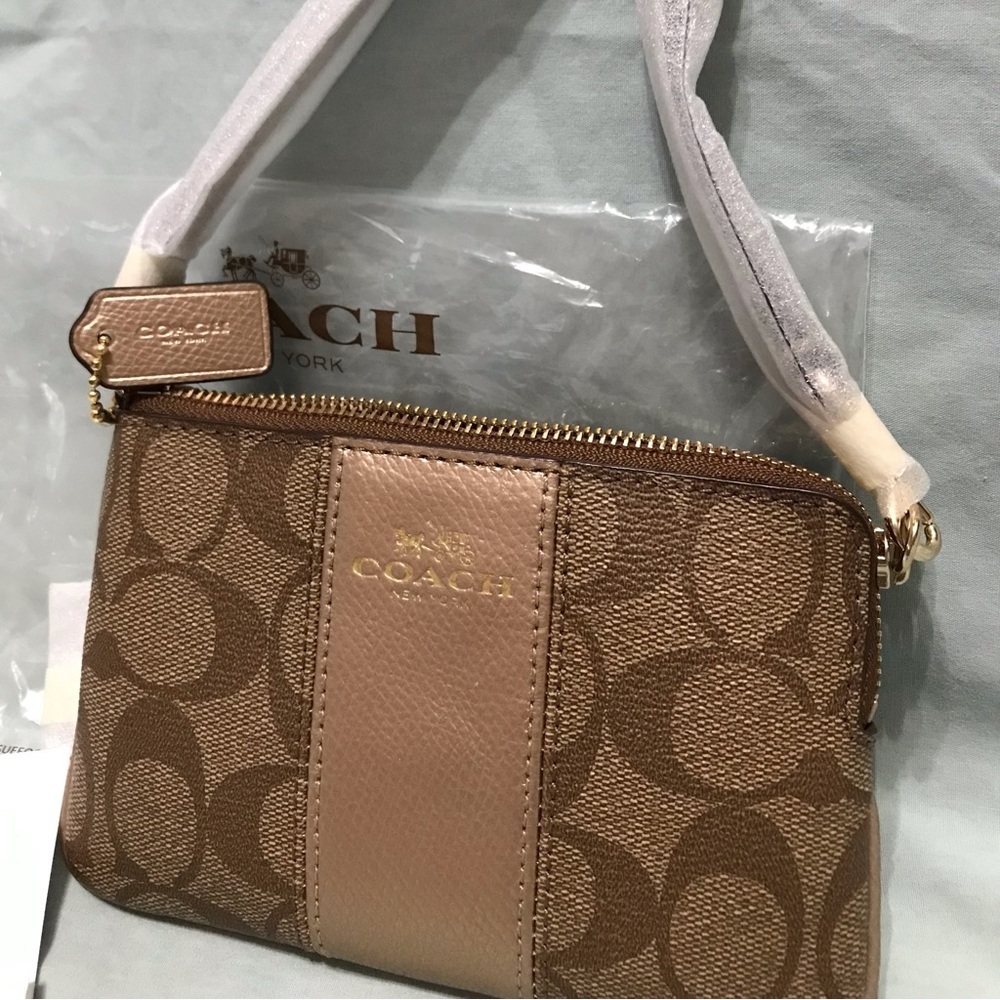 CORNER ZIP WRISTLET - SIGNATURE COATED CANVAS, LEATHER LIGHT GOLD/BROWN
#F64233